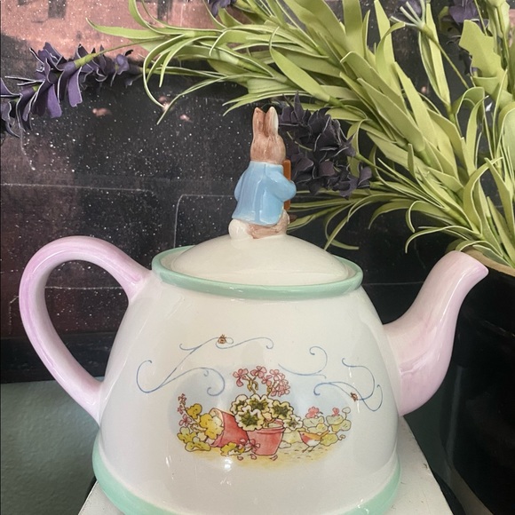 Just in time for Easter! Vintage Telefloral Beatrix Potter Peter Rabbit Teapot - Picture 2 of 7
